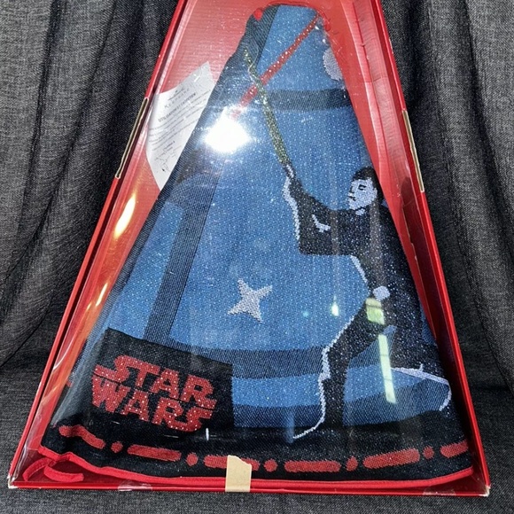 DISNEY Hallmark 2018 STAR WARS Christmas TREE SKIRT The Force is Strong LIGHTED - Picture 1 of 6